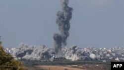 Slika snimljena sa izraelske strane granice s pojasom Gaze 15. oktobra 2023. prikazuje dim koji suklja nakon izraelskog bombardiranja područja na sjeveru palestinske enklave.