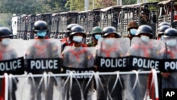 រូបឯកសារ៖ នៅ​ក្នុង​រូបថត​កាល​ពី​ថ្ងៃទី១៩ ខែកុម្ភៈ ឆ្នាំ២០២១ នេះ បង្ហាញ​ពី​​យោធា​មីយ៉ាន់ម៉ា និង​រថយន្ដ​ដឹកយោធា​នៅ​ខាង​ក្រោយ ដែល​កំពុង​យាមល្បាត​នៅ​ទីក្រុង Mandalay ប្រទេស​មីយ៉ាន់ម៉ា។ 