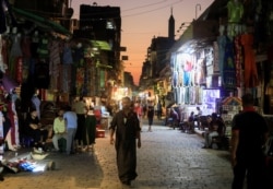 Seorang pria berjalan di kawasan perbelanjaan "Khan el-Khalili", di tengah pandemi COVID-19 di Kairo lama, Mesir 26 Juli 2020. (REUTERS / Amr Abdallah Dalsh)