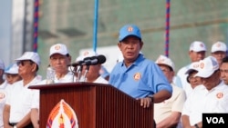 រូបឯកសារ៖ លោក​នាយករដ្ឋ​មន្រ្តី ហ៊ុន សែន កំពុង​ថ្លែង​មុន​នឹងការ​ធ្វើ​យុទ្ធនាការ​ឃោសនា​បោះ​ឆ្នោត​ថ្ងៃ​ចុងក្រោយ​របស់​គណបក្ស​កាន់​អំណាច​គឺ​គណបក្ស​ប្រជាជន​កម្ពុជានៅ​ក្នុង​រាជធានី​ភ្នំពេញ​ចាប់ផ្តើម​កាលពី​ព្រឹក​ថ្ងៃទី​២៧ កក្កដា ​សម្រាប់​ការ​បោះឆ្នោត​ជាតិឆ្នាំ២០១៨។