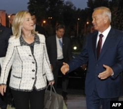 AQSh Davlat kotibi Xillari Klinton 22-oktabrda Oqsaroyda O'zbekiston rahbari Islom Karimov bilan muloqot qilganida, nafaqat siyosiy va iqtisodiy hamkorlik balki demokratik islohotlar haqida ham gap ketgan