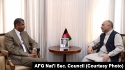 د افغانستان د ملي امنیت سلاکار (ښی خوا) او د سعودي عرب سفیر جاسیم الخالدي (کیڼ خوا)