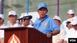 រូបឯកសារ៖ លោក​នាយករដ្ឋ​មន្រ្តី​​ ហ៊ុន សែន កំពុង​ថ្លែង​មុន​នឹង​​ការ​ធ្វើ​យុទ្ធនាការ​ឃោសនា​បោះ​ឆ្នោត​ថ្ងៃ​ចុងក្រោយ​របស់​គណបក្ស​កាន់​អំណាច​គឺ​គណបក្ស​ប្រជាជន​កម្ពុជា​​នៅ​ក្នុង​រាជធានី​ភ្នំពេញ​ចាប់ផ្តើម​កាលពី​ព្រឹក​ថ្ងៃទី​២៧ កក្កដា ​សម្រាប់​ការ​បោះឆ្នោត​ជាតិ​អាណត្តិ​ទី​០៦​ដែល​នឹង​ប្រព្រឹត្តទៅ​នៅ​ថ្ងៃទី​២៩ ខែ កក្កដា ឆ្នាំ​២០១៨ ខាង​មុខ​ក្នុង​ប្រទេស​កម្ពុជា។(ទុំ ម្លិះ/VOA)