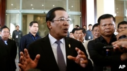 លោក​​នាយក​​រដ្ឋ​មន្ត្រី ​ហ៊ុន សែន (កណ្តាល) ក្នុង​ពេល​និយាយ​ទៅ​កាន់​អ្នកកាសែត​​នៅ​ឯ​រដ្ឋ​សភា​​ជាតិ​​នៃ​​ប្រទេស​កម្ពុជា​ នៅ​ថ្ងៃ​​ទី ២៨ ខែកក្កដា ឆ្នាំ ២០១៤។