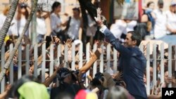 El presidente en disputa, Nicolás Maduro reiteró su rechazo a esa ayuda humanitaria por considerarla un show político.