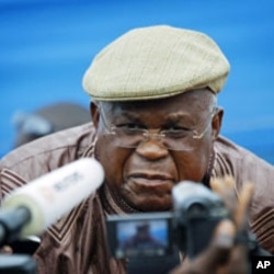 DRC pposition leader Etienne Tshisekedi speaks to the media, November 26, 2011