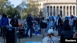 Frank Guridy, profesor historije na Kolumbija univerzitetu predaje kurs pod nazivom "Columbia 1968", studentima u kampusu u New Yorku 25. aprila 2024.