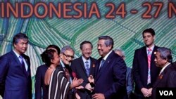 Presiden Susilo Bambang Yudhoyono bersama para peserta World Culture Forum di Bali (25/11). (VOA/Muliarta)