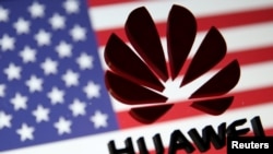 以美國國旗為背景的華為標誌 。