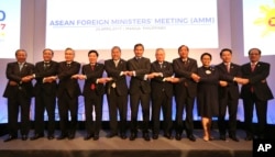 FILE - Association of Southeast Asian Nations (ASEAN) foreign ministers and Secretary-General Le Luong Minh pose for a group photo during the ASEAN Foreign Ministers Meeting (AMM) in metropolitan Manila, Philippines, April 28, 2017.