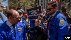Policija sklanja čoveka koji demonstrira protiv Trampa (Foto: Adam Gray / AFP)