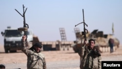 Anggota Pasukan Demokratis Suriah (SDF) mengangkat senjata mereka di utara kota Raqqa, Suriah, 3 Februari 2017. (Foto: dok).