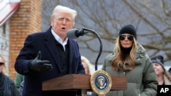 Predsjednik Donald Trump, zajedno s prvom damom Melanijom Trump, govori dok se sastaje s vlasnicima kuća pogođenih uraganom Helene u Swannanoi, NC, petak, 24. januara 2025. (AP Photo/Mark Schiefelbein)