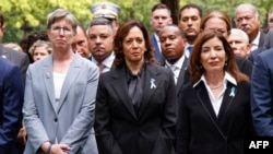 Makamu wa Rais wa Marekani Kamala Harris na Gavana wa New York Kathy Hochul wakihudhuria kumbukumbu ya 22 ya shambulizi la kigaidi katika eneo lililokuwa ni kituo cha biashara cha Kimataifa , New York, September 11, 2023.
