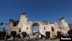 2025年1月10日，在加利福尼亞州阿爾塔迪納遭受毀滅性的​​伊頓大火侵襲的地區，被燒毀的阿爾塔迪納社區教堂慘景。