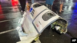 Parte do avião despenhado em Filadélfia, nos EUA