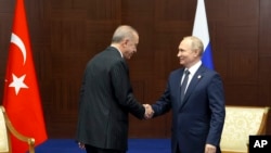 Rais wa Uturuki Tayyip Erdogan (kushoto) na Rais wa Russia Vladimir Putin.