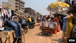 Les marchands ambulants occupants encore la voie publique au lieu-dit Barrière à la sortie sud de Yaoundé.