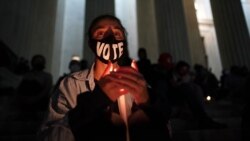 Na vest o smrti Rut Bejder Ginzberg građani su se okupili ispred zgrade Vrhovnog suda, paleći sveće i polažući cveće na stepenice suda.