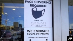 "Masque facial exigé" lit-on à l'entrée d'un centre commercial.