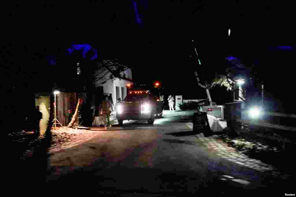 14 января 2023 года. Сотрудники Секретной службы у дома Байдена в Уилмингтоне, Делавэр. В конце 2022 года Байден оказался в центре расследования: в его доме были обнаружены документы под грифом &laquo;секретно&raquo;, которые, по закону, было положено передать в Национальные архивы. После ряда обысков, изучения документов и свидетельских показаний спецпрокурор не нашел оснований для предъявления уголовных обвинений.