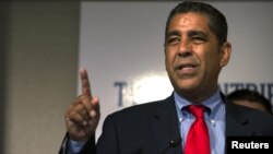 Legislador Adriano Espaillat. Bajo las nuevas reglas, las autoridades pueden deportar a cualquiera que haya cometido un delito menor, como saltarse un semáforo o exceder un límite de velocidad.