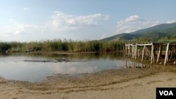 Бари и мали островчиња се формираат на Преспанското Езеро кое забрзано се повлекува