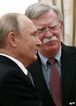 El asesor de Seguridad Nacional de EE.UU, John Bolton, y el presidente ruso, Vladimir Putin.