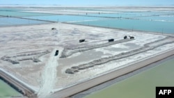 Una vista aérea de las operaciones de extracción de litio en la zona de Uyuni, donde tanto chinos como alemanes, pretenden explotar el material base para las baterías de autos eléctricos. 
