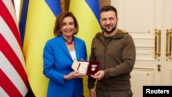 Spika wa Baraza la wawakilishi la Marekani Nancy Pelosi na Rais wa Ukraine President Zelenskiy walipokutana mjini Kyiv Jumamosi Aprili 30, 2022.