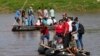 Para migran menyeberangi sungai dari Tecun Uman, Guatemala ke wilayah Meksiko untuk selanjutnya menuju ke Amerika Serikat, Senin 7 Juni 2021. 