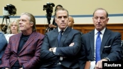 លោក Hunter Biden កូន​ប្រុស​របស់​ប្រធានាធិបតី​សហរដ្ឋ​អាមេរិក​លោក Joe Biden អង្គុយ​ក្បែរ​មេធាវី​លោក Abbe Lowell ចូលរួម​សវនាការ​របស់គណៈកម្មាធិការរដ្ឋសភា​ នៅ​វិមានសភា​អាមេរិក ក្នុង​រដ្ឋធានី​វ៉ាស៊ីនតោន កាលពីថ្ងៃ១០ ខែមករា ឆ្នាំ២០២៤។ 