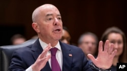 ARCHIVO - El secretario de Seguridad Nacional, Alejandro Mayorkas, testifica durante una audiencia en el Senado, el 8 de noviembre de 2023, en Washington. 