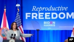 Potpredsjednica SAD Kamala Harris govori o primeni zakona o zabrani abortusa na Floridi na skupu 1. maja 2024. na Floridi. (Foto: AP/John Raoux)