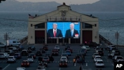 មនុស្សម្នាមើល​តាមកញ្ចក់​ទូរទស្សន៍​នៅឯ​មជ្ឈមណ្ឌលFort Mason Center ក្នុង​ទីក្រុងSan Francisco នូវ​ការជជែក​ដេញដោល​រវាង​លោក​ប្រធានាធិបតី Donald Trump (ឆ្វេង) និង​លោក Joe Biden ដែល​ជា​បេក្ខជន​ប្រធានាធិបតី​ខាង​គណបក្ស​ប្រជាធិបតេយ្យ កាលពី​យប់​ថ្ងៃព្រហស្បតិ៍ ទី២២ ខែតុលា ឆ្នាំ២០២០។