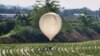 Sebuah balon yang diyakini dikirim oleh Korea Utara, membawa berbagai benda termasuk sampah dan kotoran, terlihat di atas sawah di Cheorwon. (Foto: Yonhap melalui Reuters)