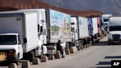 2025년 3월 4일 멕시코 티후아나의 미국 국경 인근에서 트럭들이 대기하고 있다.