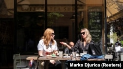 U Beogradu su otvoreni kafići i restorani, a građani selektivno nose zaštitne maske