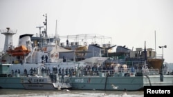 Wakimbizi wa Rohingya wakihamishwa kwa usafiri wa meli kwenda kisiwa cha Bhasan Char, Bangladesh, Disemba 4.