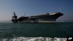 Kapal induk USS Carl Vinson tengah berlabuh di perairan Hong Kong, 27 Desember 2011. (Foto: dok).