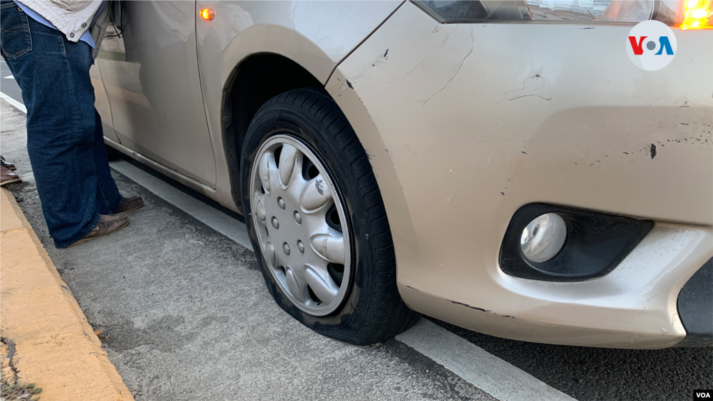 Los vehículos de varios reporteros fueron ponchados. Jennifer Ortiz, directora del medio digital Nicaragua Investiga acusó a la Policía de los hechos. 