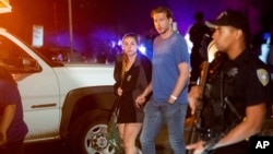 ប៉ូលិស​ជម្លៀស​មនុស្ស​ចេញ​ពី​ឧទ្យាន Christmas Hill Park បន្ទាប់​ពី​មាន​ការ​បាញ់​ប្រហារ​ដ៏​ប្រល័យ​មួយ នៅ​ក្នុង​ពិធី​ម្ហូប​អាហារ ក្នុង​ក្រុង Gilroy រដ្ឋ​កាលីហ្វ័រញ៉ា កាលពី​ថ្ងៃទី២៨ ខែកក្កដា ឆ្នាំ២០១៩។