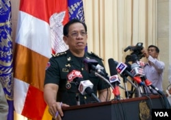 លោក ឈុំ សុជាត អ្នកនាំពាក្យក្រសួងការពារជាតិ ថ្លែងក្នុងសន្និសីទស្តីពី «ព័ត៌មានក្លែងក្លាយ អន្តរាយសន្តិសុខជាតិ» នៅទីស្តីការគណៈរដ្ឋមន្រ្តី រាជធានីភ្នំពេញ ថ្ងៃទី២៥ ខែកក្កដា ឆ្នាំ២០១៩។ (កាន់ វិច្ឆិកា/VOA)