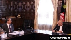 Rais Ashraf Ghani na Waziri wa Mambo ya Nje Wang Yi.