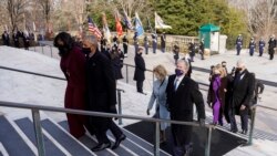 Ish-presidentët Obama, Bush, dhe Clinton së bashku me bashkëshortet