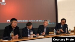 参加哈佛大学"改革开放40年：挑战和机遇"系列研讨会的学者，包括荣剑（右一）和贺卫方（右二）（盛洪推特照片）