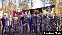 Igor Mangušev (treći sa lijeva na desno) u kampu za obuku djece sa Borodaijem, Telenkoviče, Milčakovom i drugim pripadnicima Saveza dobrovoljaca Donbasa i ENOT Corpa. Izvor: ENOT Corp