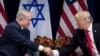 Le Premier ministre israélien Benjamin Netanyahu et le président américain Donald Trump avant une réunion au Palace Hotel lors de la 72ème session de l'Assemblée générale des Nations Unies, à New York, le 18 septembre 2017.