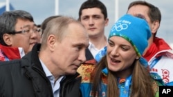 Rossiya Prezidenti Vladimir Putin Olimpiya shaharchasi meri Yelena Isinbayeva bilan, Sochi, 5-fevral, 2014-yil.