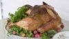 Millones de estadounidenses sirven el pavo como pieza central de su cena de Acción de Gracias.
